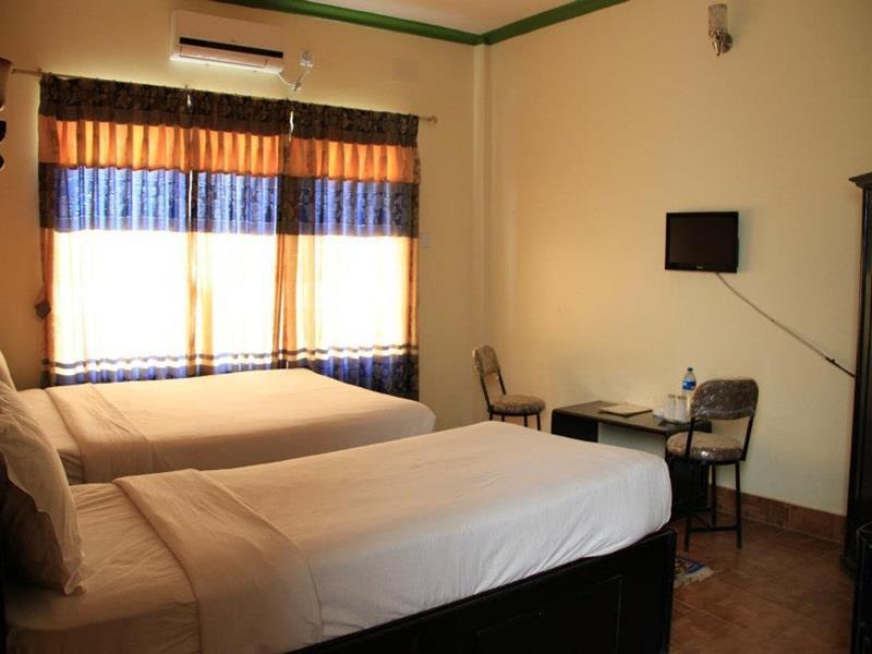 Golden Gate Hotel Pokhara Bagian luar foto