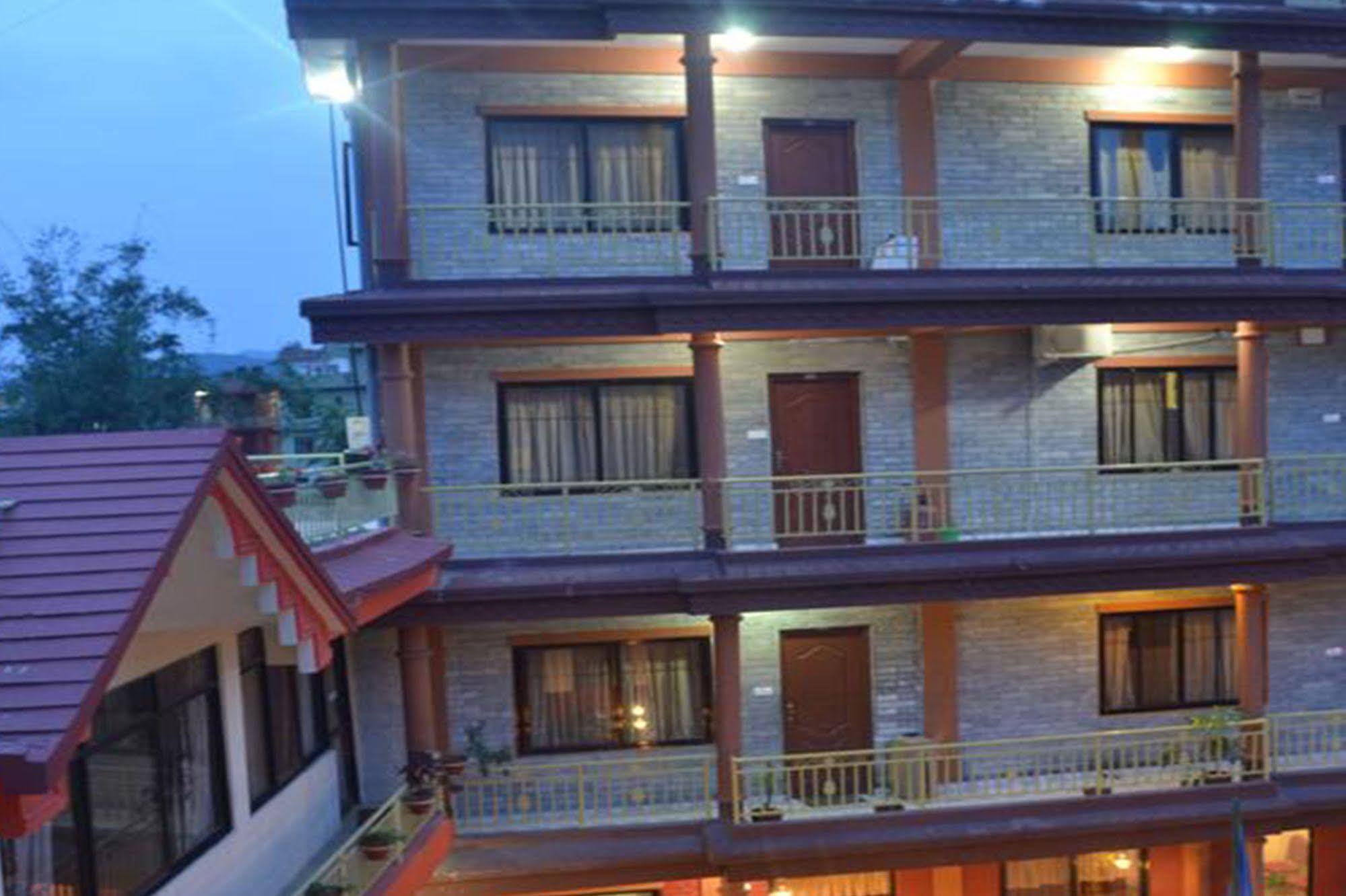 Golden Gate Hotel Pokhara Bagian luar foto