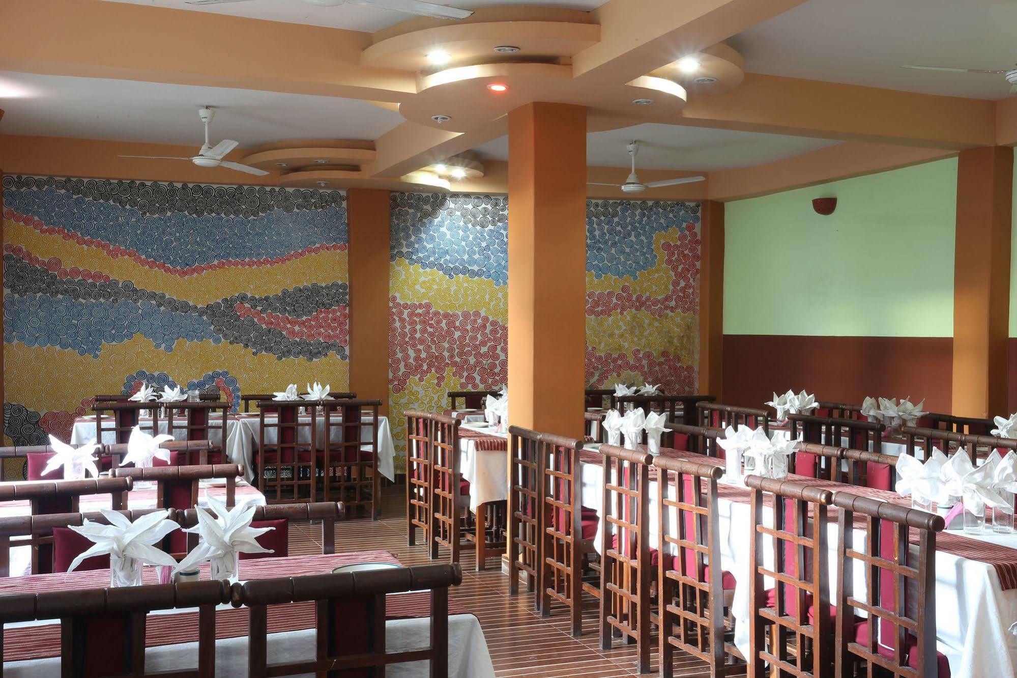 Golden Gate Hotel Pokhara Bagian luar foto