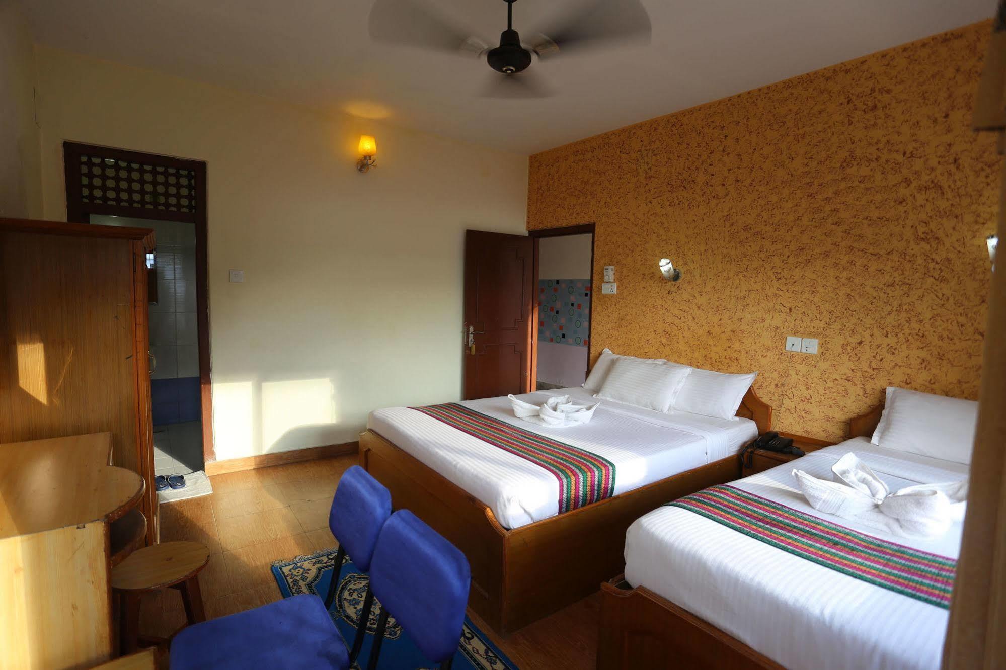Golden Gate Hotel Pokhara Bagian luar foto
