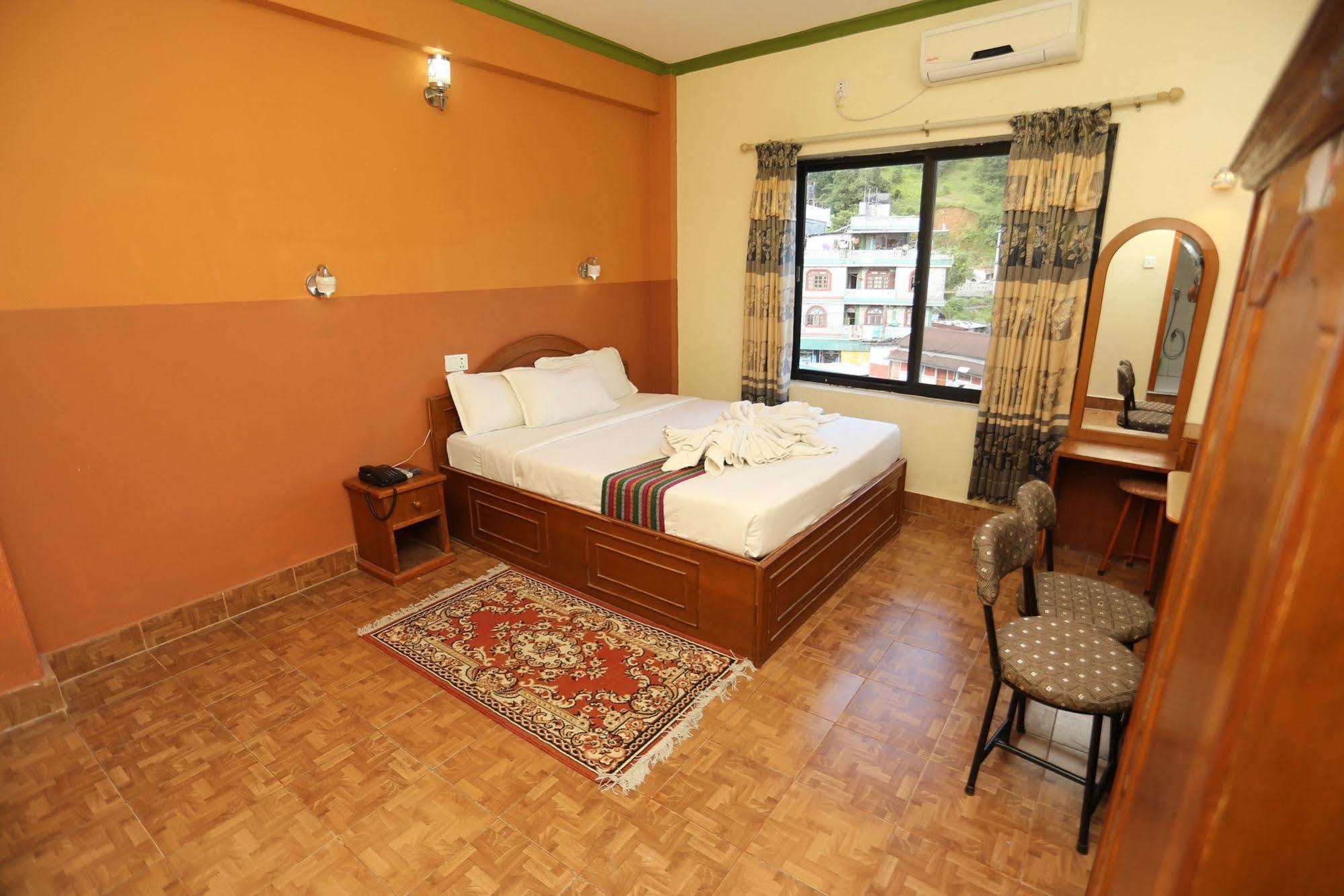 Golden Gate Hotel Pokhara Bagian luar foto