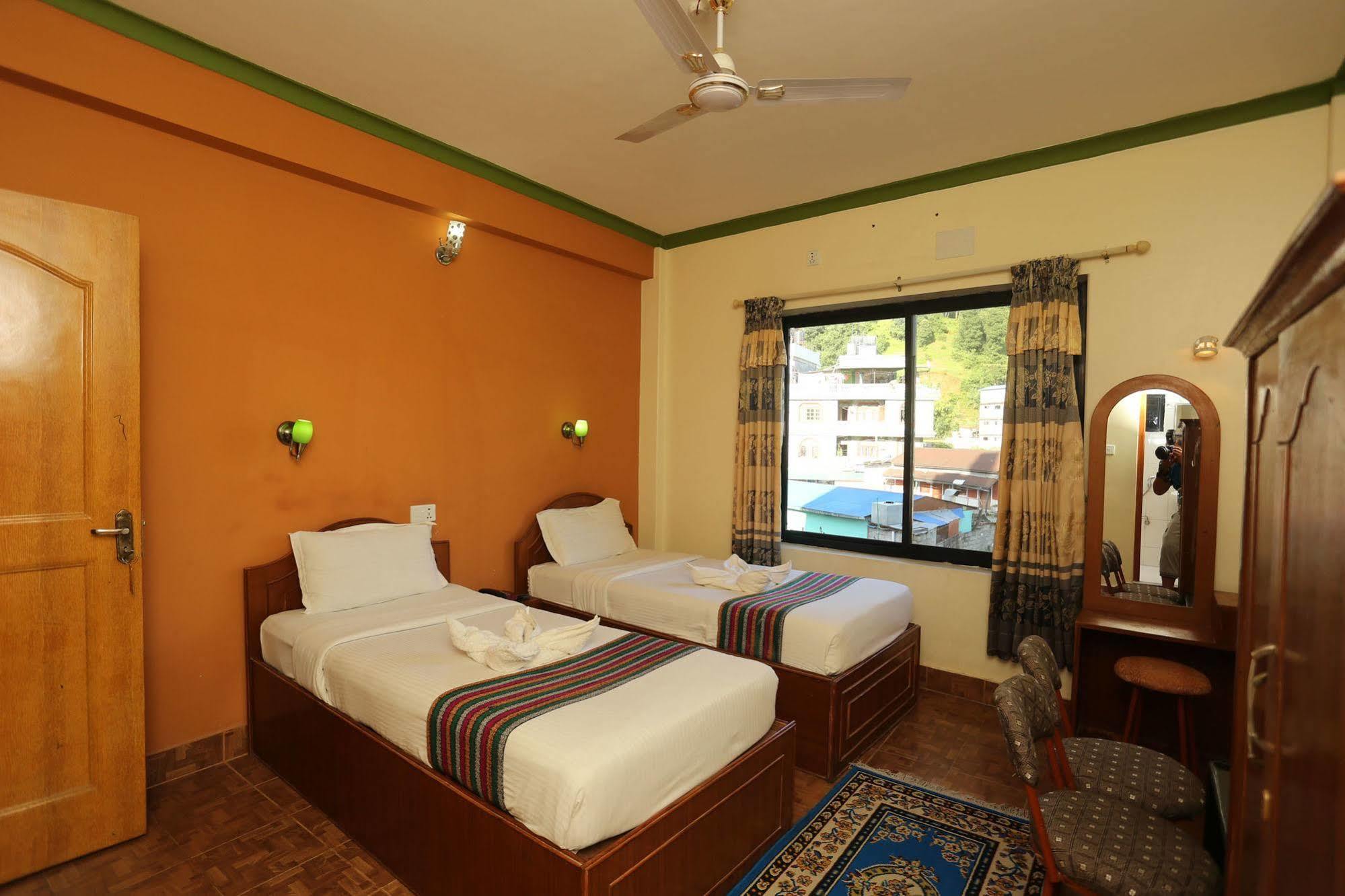 Golden Gate Hotel Pokhara Bagian luar foto