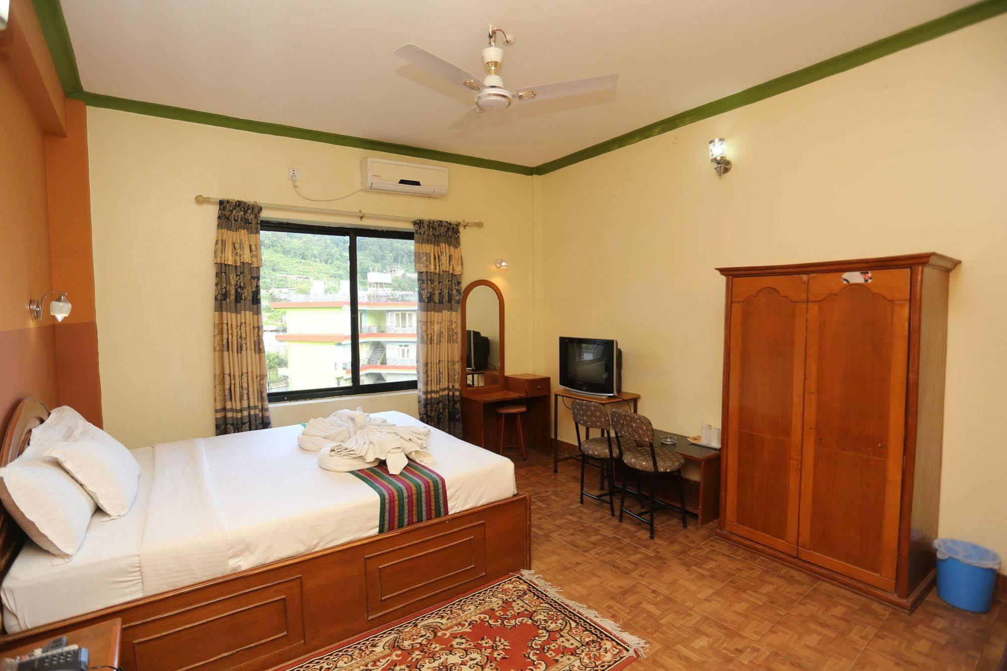 Golden Gate Hotel Pokhara Bagian luar foto
