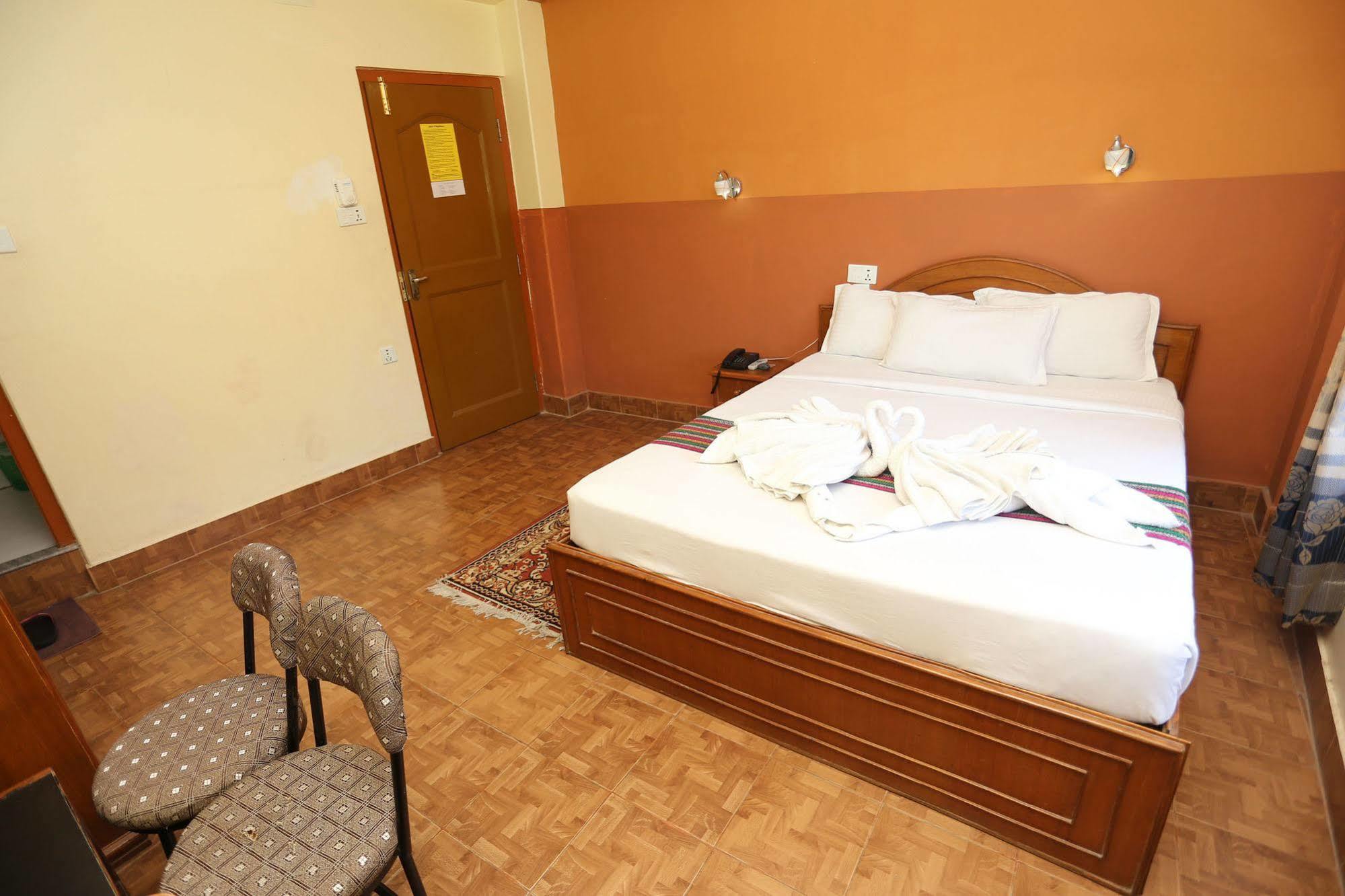 Golden Gate Hotel Pokhara Bagian luar foto