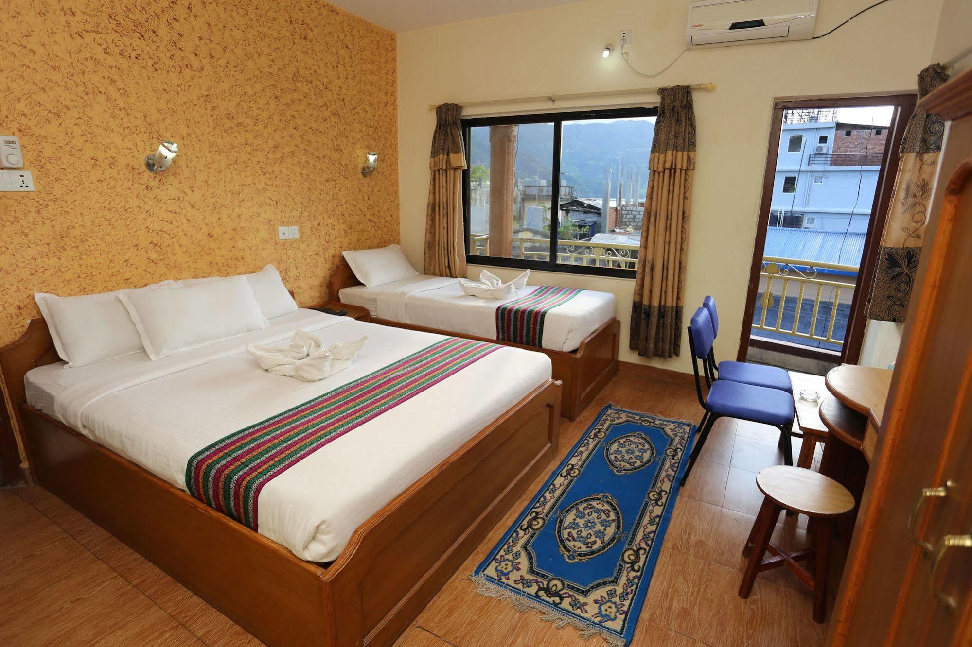 Golden Gate Hotel Pokhara Bagian luar foto