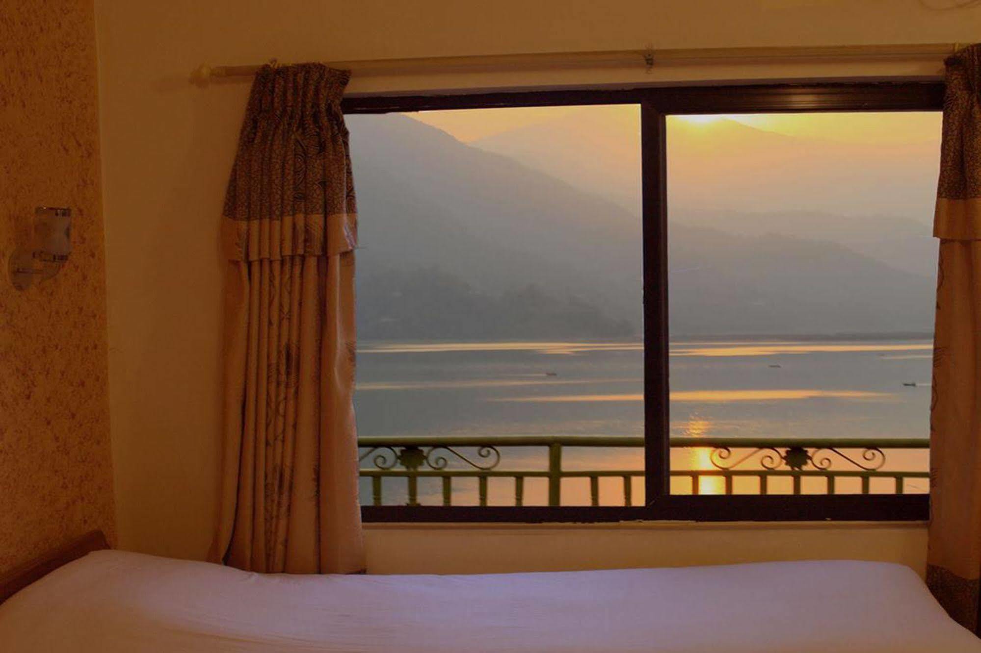 Golden Gate Hotel Pokhara Bagian luar foto