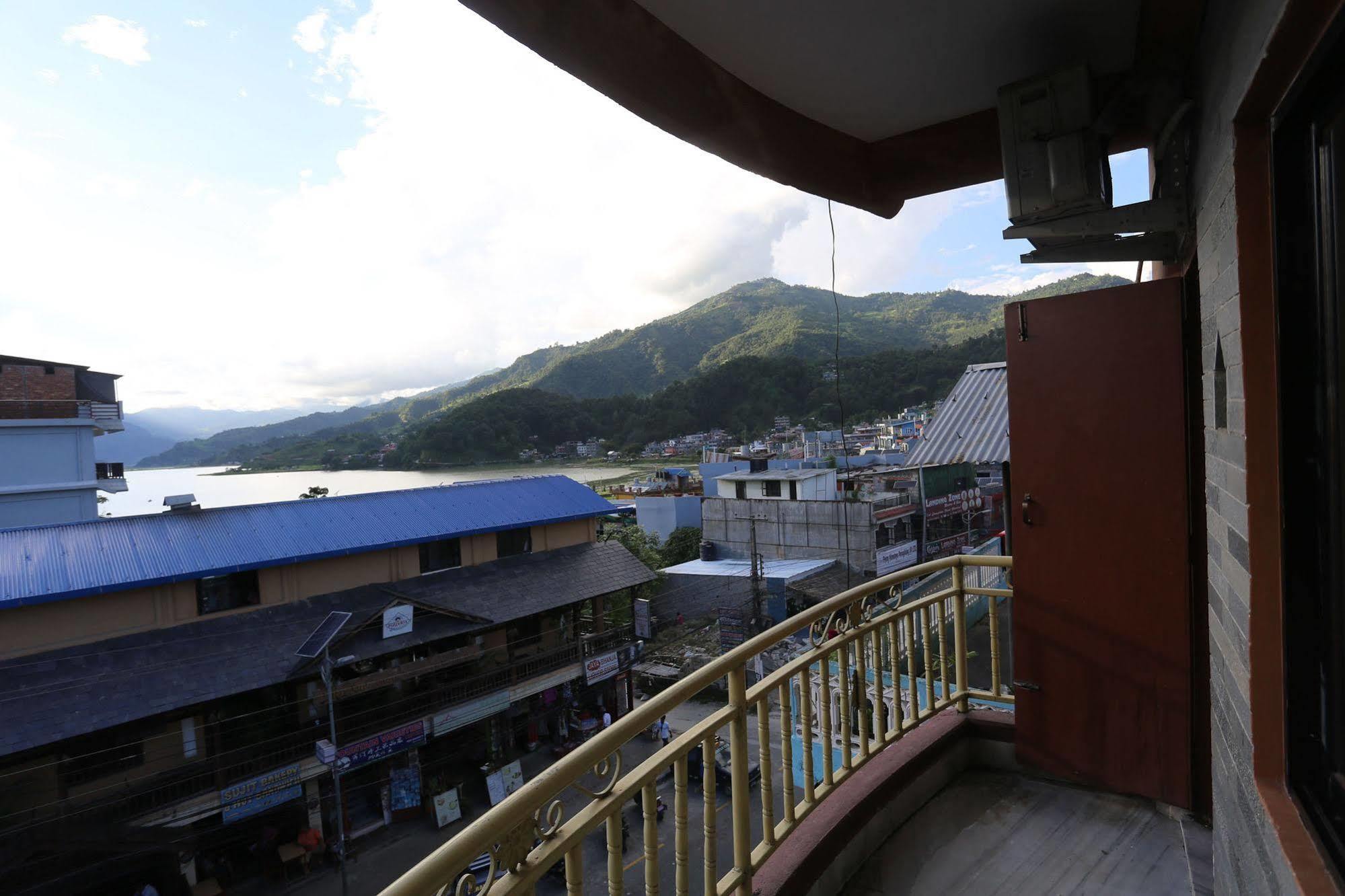 Golden Gate Hotel Pokhara Bagian luar foto