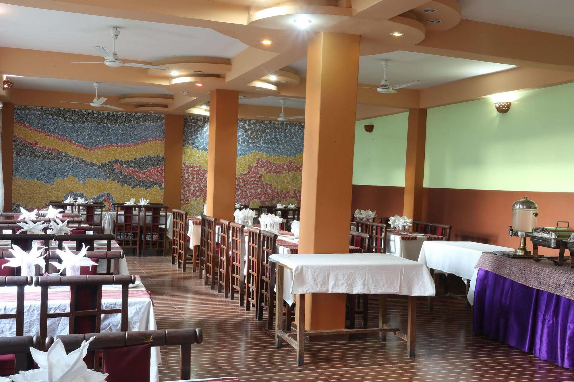 Golden Gate Hotel Pokhara Bagian luar foto