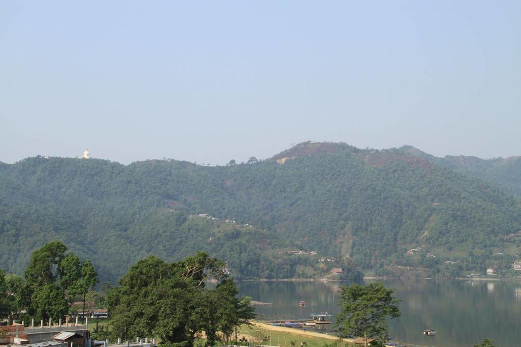 Golden Gate Hotel Pokhara Bagian luar foto