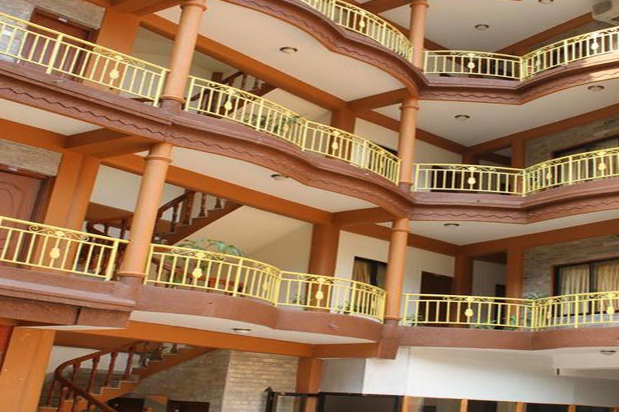 Golden Gate Hotel Pokhara Bagian luar foto