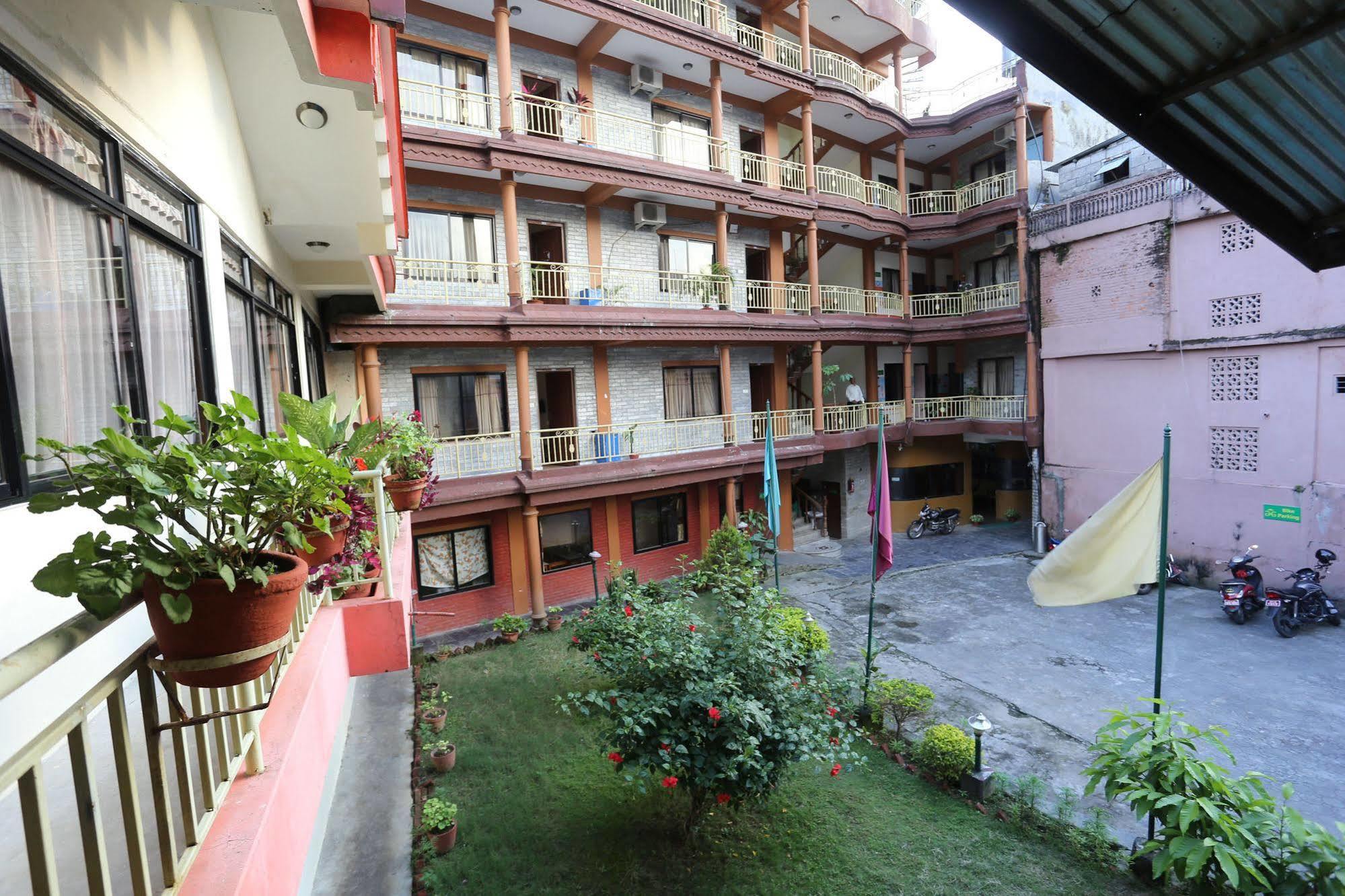 Golden Gate Hotel Pokhara Bagian luar foto