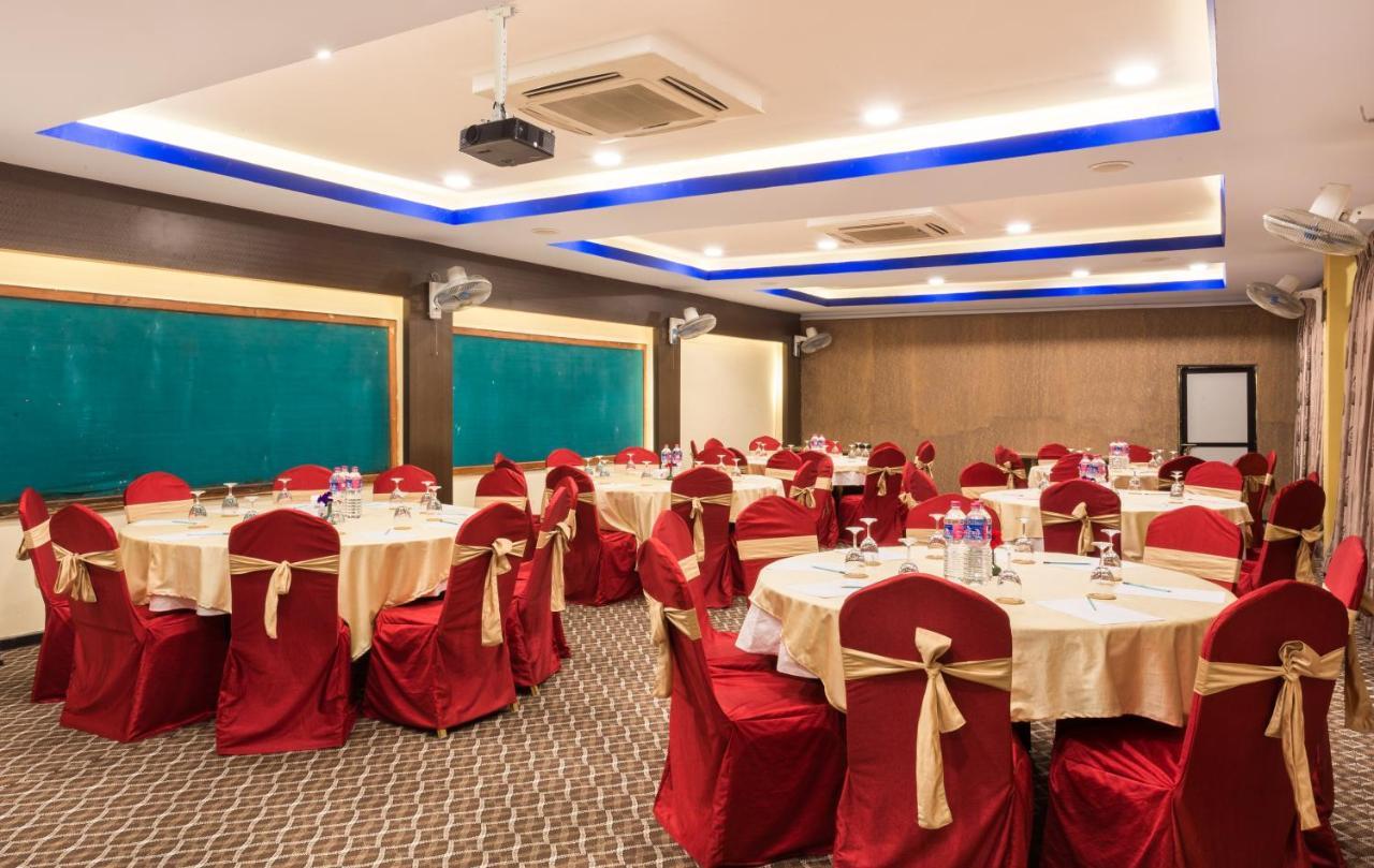 Golden Gate Hotel Pokhara Bagian luar foto