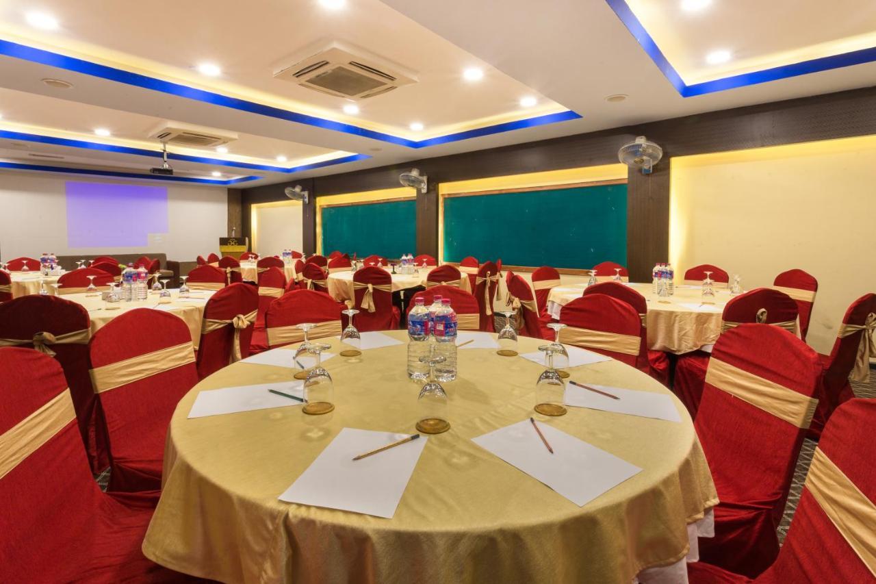 Golden Gate Hotel Pokhara Bagian luar foto