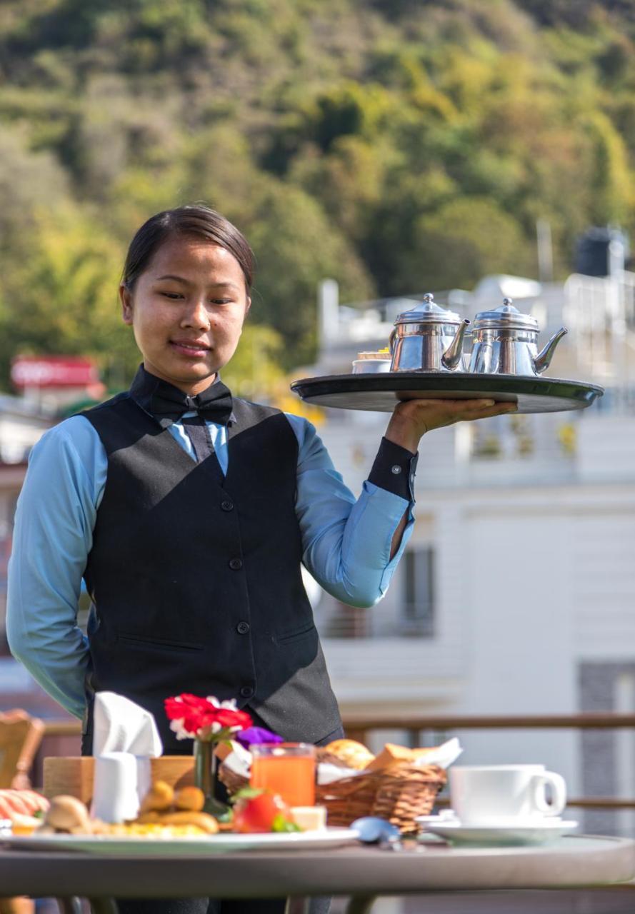 Golden Gate Hotel Pokhara Bagian luar foto
