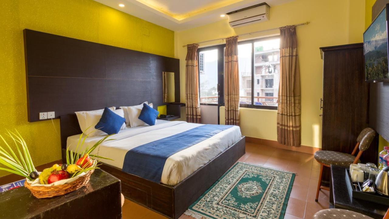 Golden Gate Hotel Pokhara Bagian luar foto