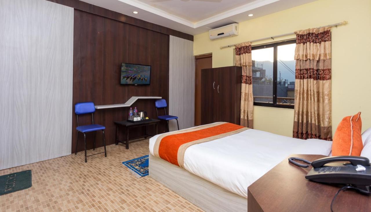 Golden Gate Hotel Pokhara Bagian luar foto