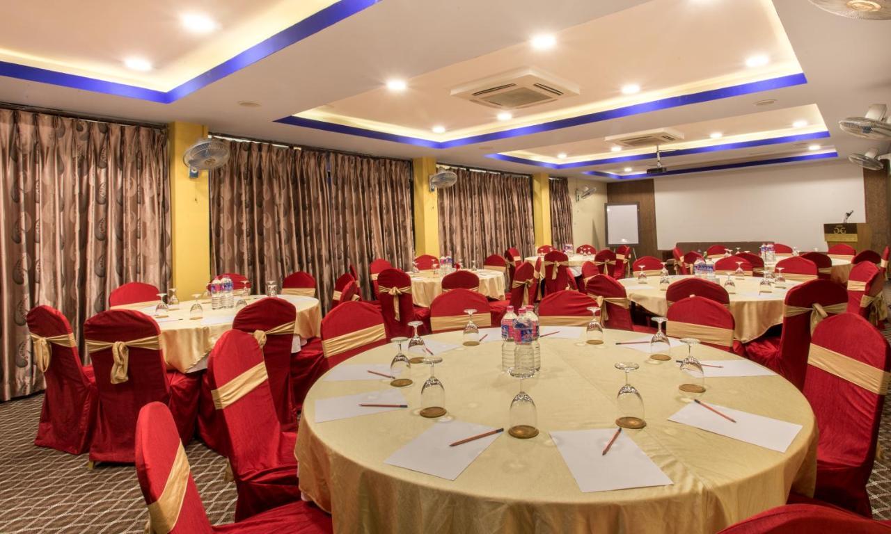 Golden Gate Hotel Pokhara Bagian luar foto