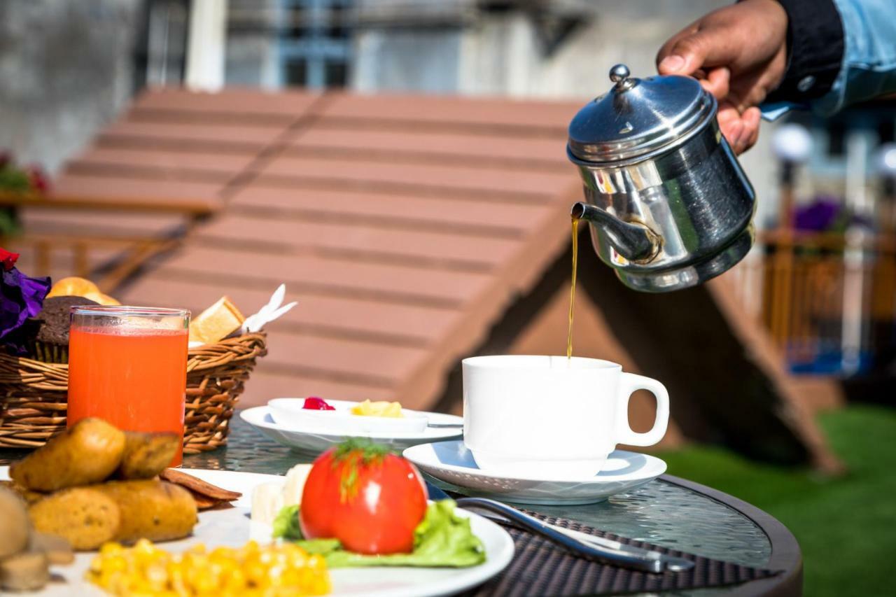 Golden Gate Hotel Pokhara Bagian luar foto
